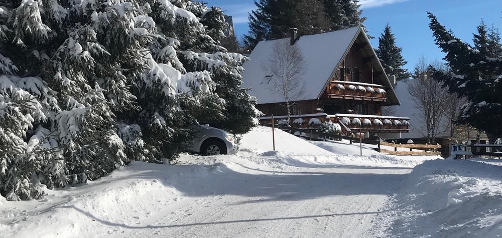 Chalet l'Anorak à Super Besse - le parking du chalet