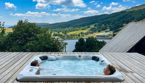 Chalet avec Spa à Super Besse, le chalet l'Anorak offre une vue sur le Lac des Hermines.
