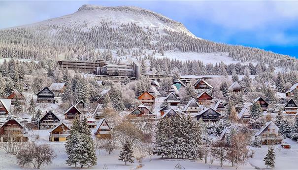 Chalet l'Anorak Super Besse, la Village de Chalets après les chutes de neige