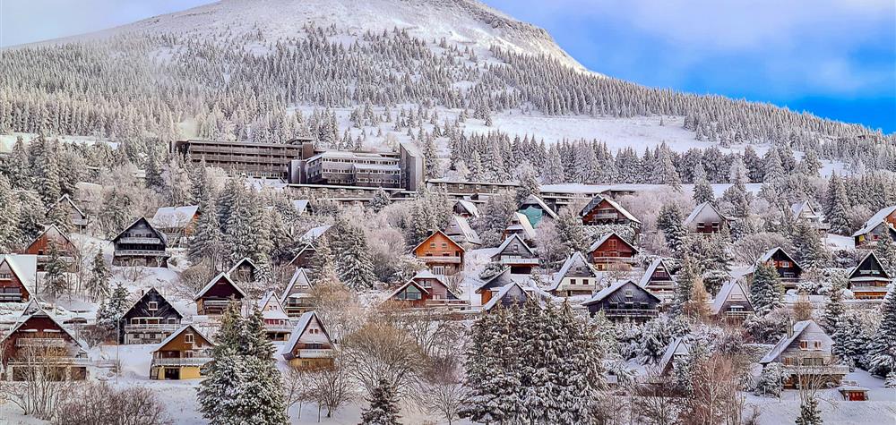 Chalet l'Anorak Super Besse, la Village de Chalets après les chutes de neige
