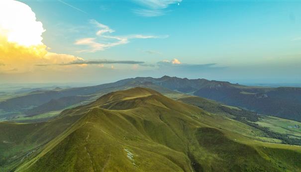 Puy de la Tache, les sommets du Massif Adventif et le Massif du Sancy